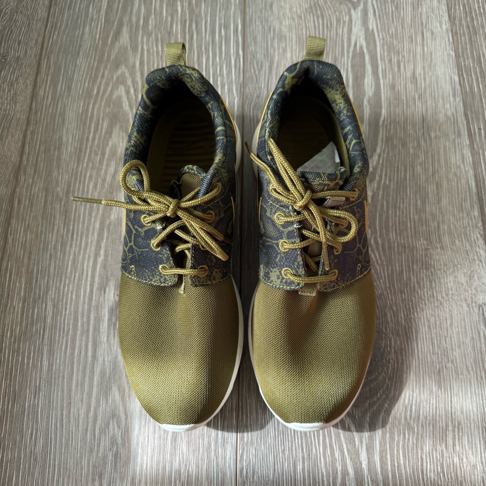 Nike Roshe olive green gold printed Sneakers - Picture 3 of 14
